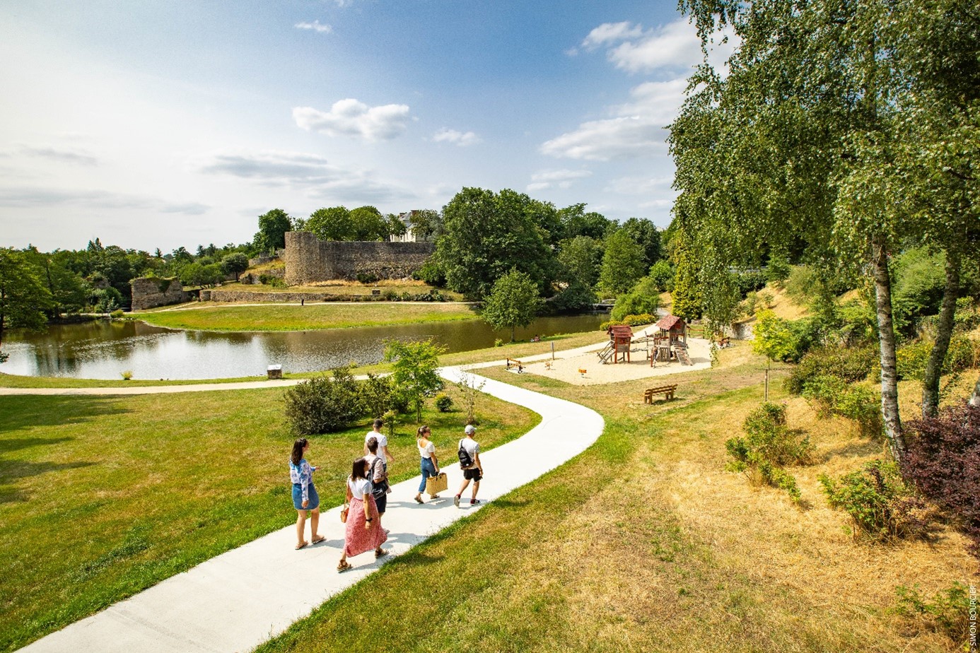 Espace-vert-parc-Montaigu Espace vert avec chemin et étang.